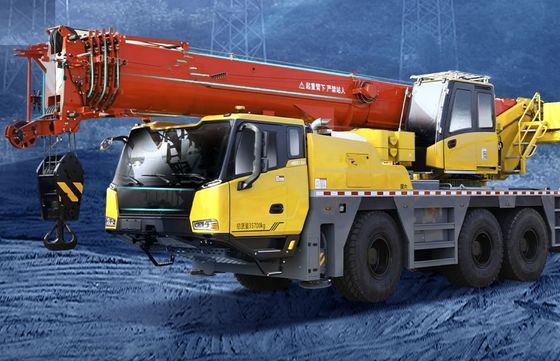 Equipamento de construção de guindastes móveis de caminhões de 25 toneladas com capacidade de tanque de combustível de 400-500L